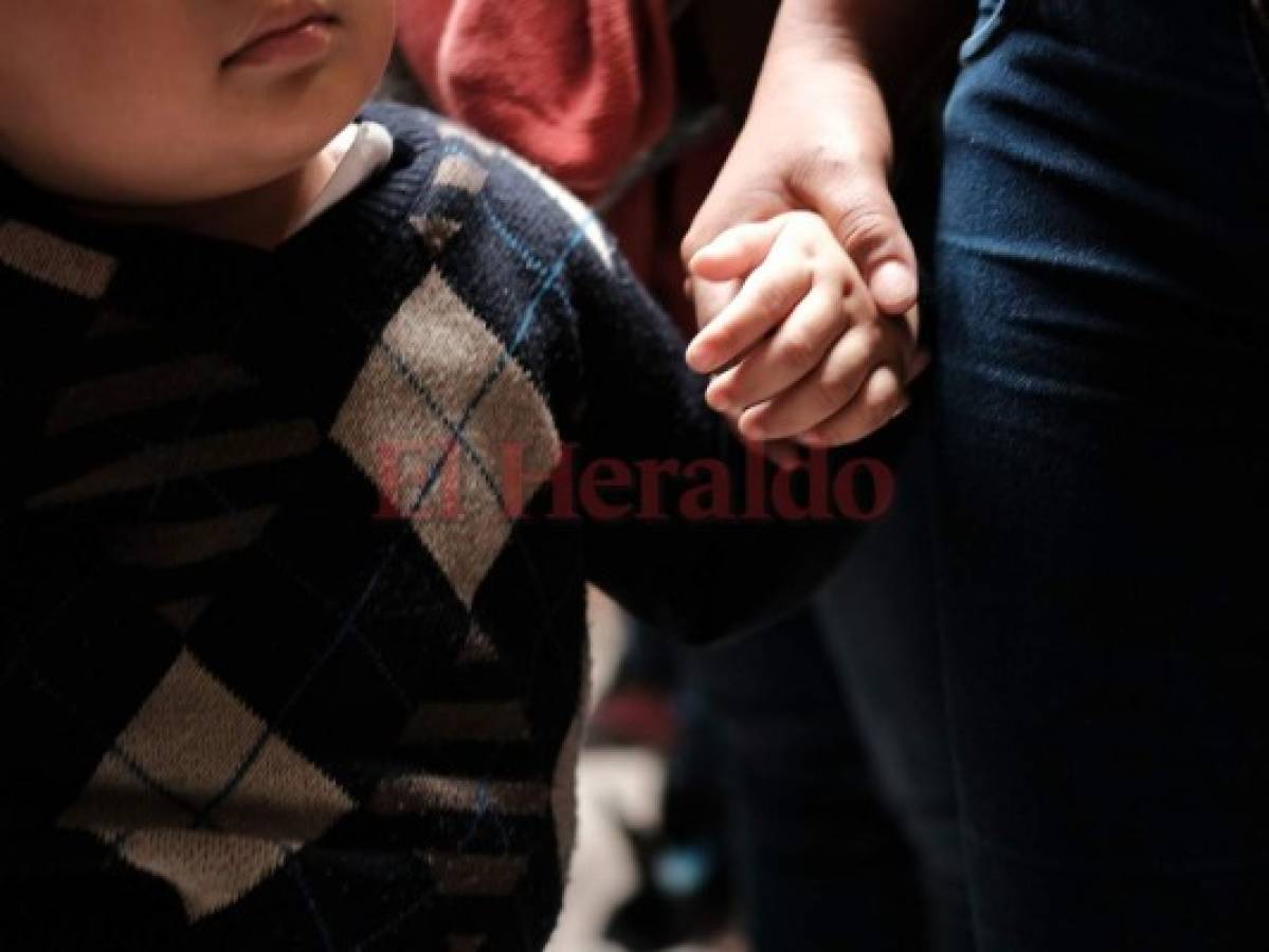 Tras pasar varias semanas separado de su madre, menor no la reconoce al reencontrarse