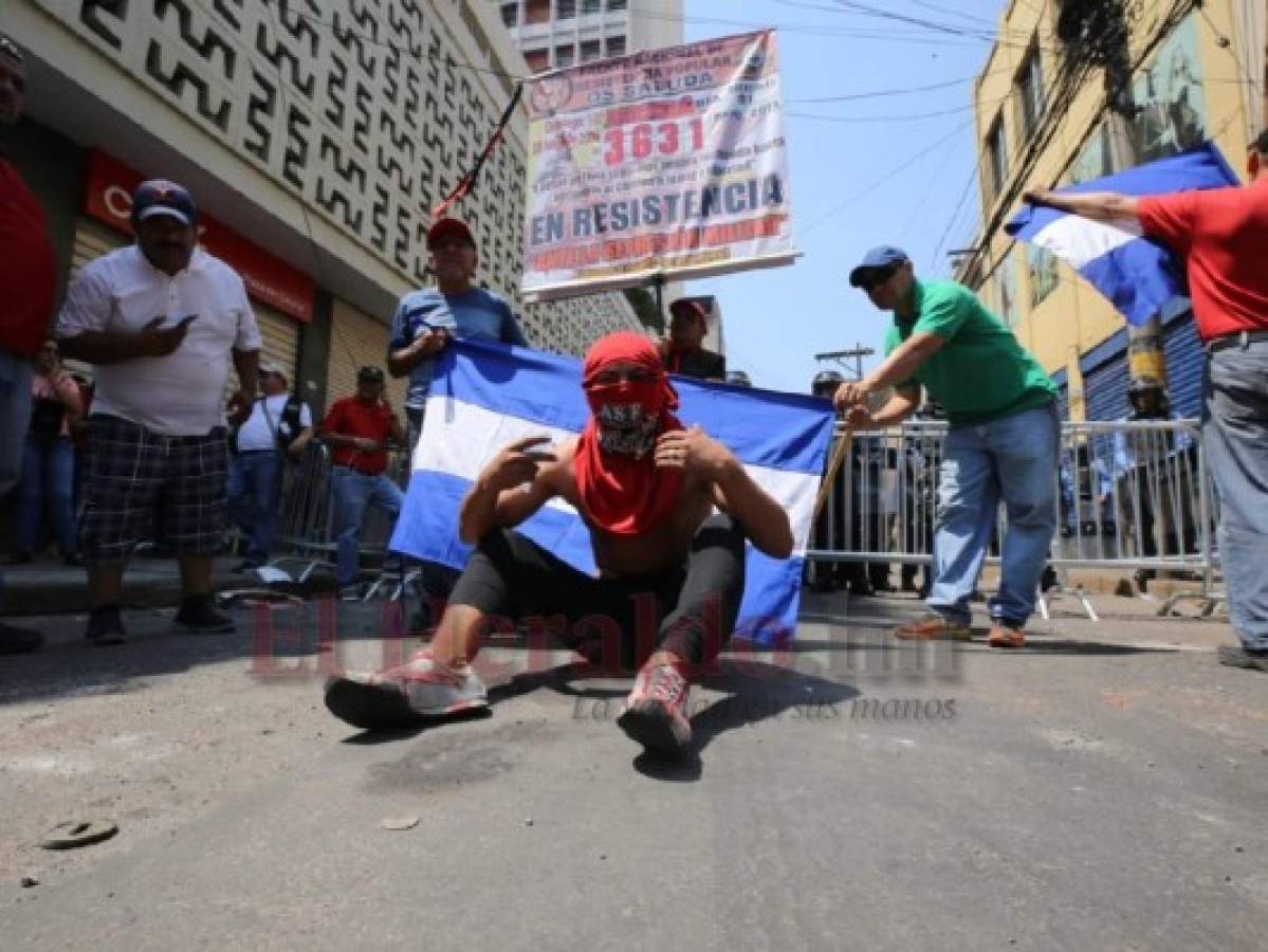 Manifestantes y policías se enfrentan en una batalla campal en el centro de Tegucigalpa