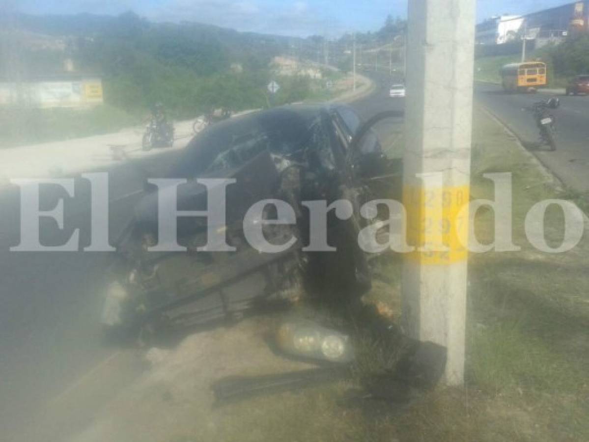 Mujer herida tras impactar contra un poste de luz en el anillo periférico