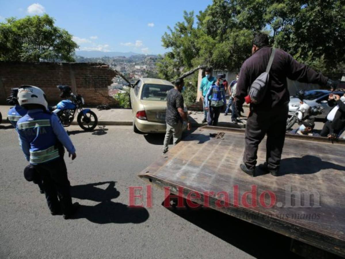 Conductor pierde el control y casi cae a un abismo frente al estadio El Birichiche  