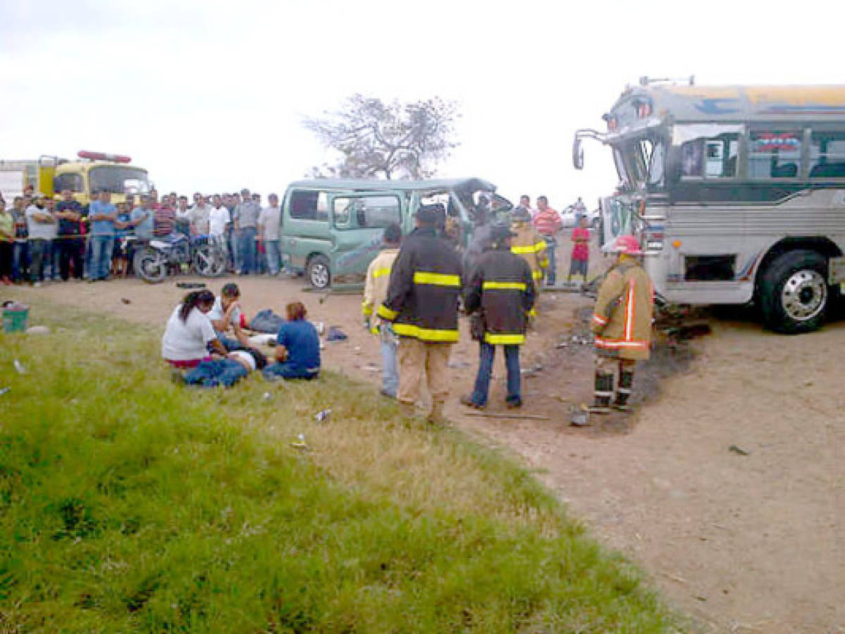 Siete muertos y 13 heridos deja choque entre autobuses en el norte de Honduras