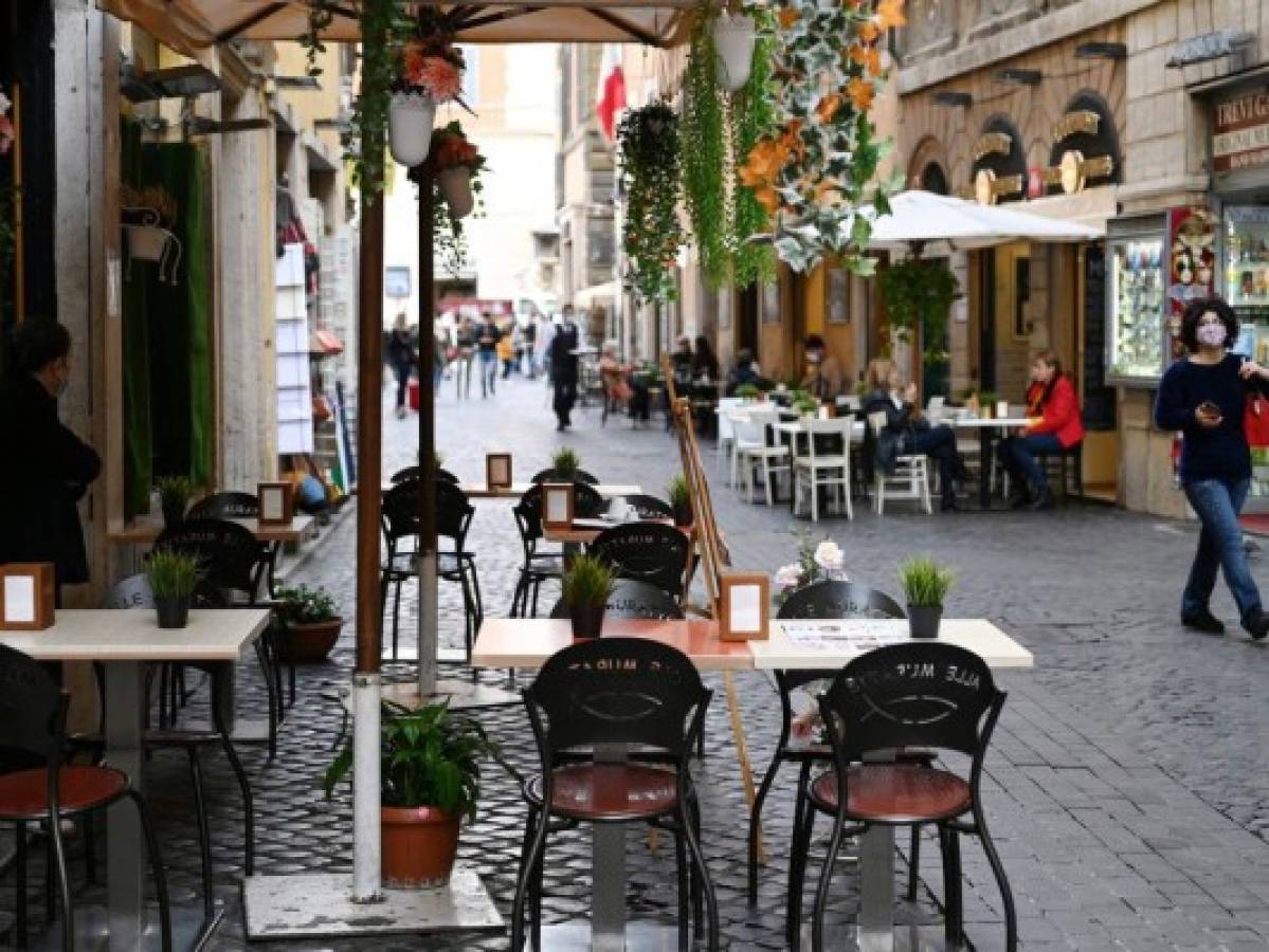 Miles de personas se manifestaron la noche del lunes contra el cierre de bares y restaurantes.