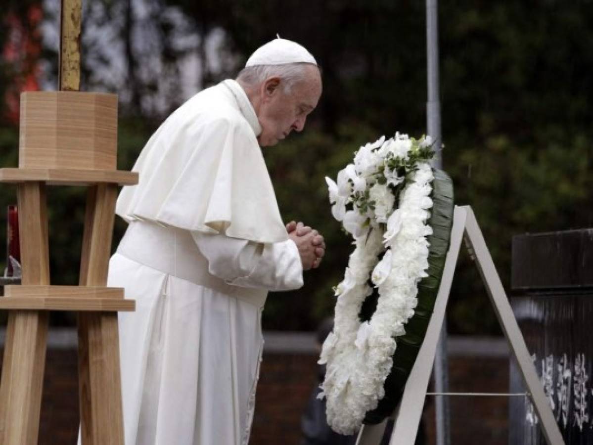 Papa pide a potencias renunciar a las armas atómicas