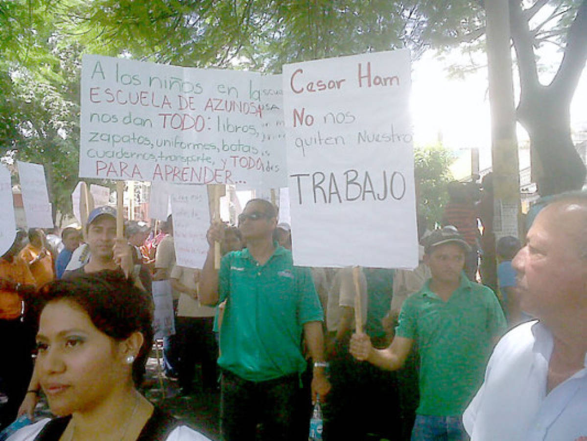 Empleados de azucarera protestan ante oficinas del Instituto Nacional Agrario en Tegucigalpa