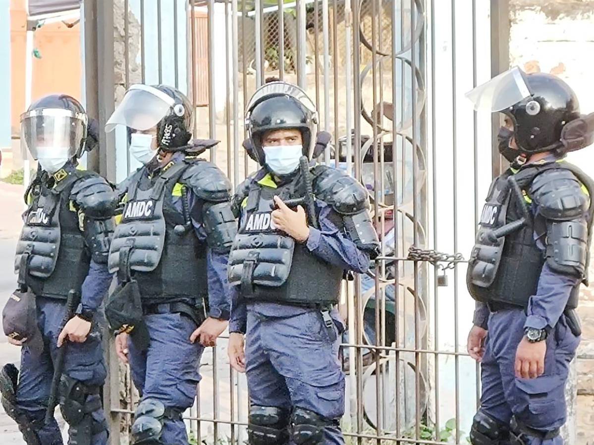 Antimotines de la Policía Municipal resguardan plantel del SANAA por amenaza de protesta