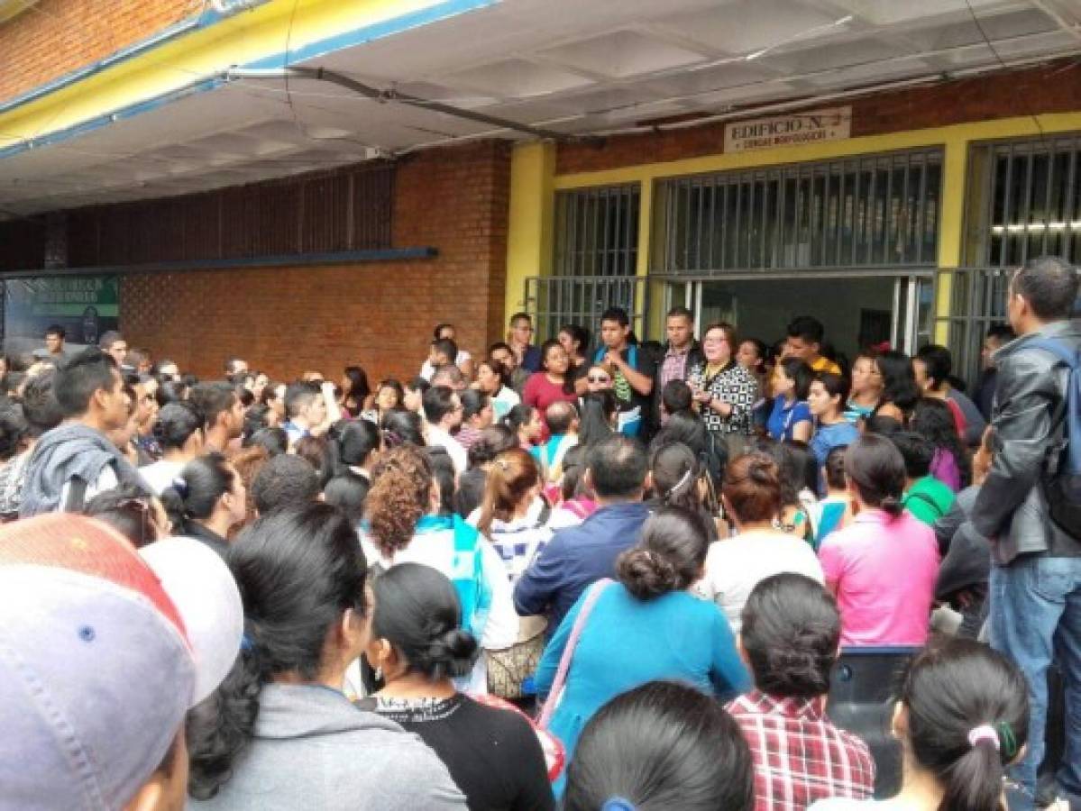 UNAH: Protestan estudiantes a distancia por horarios