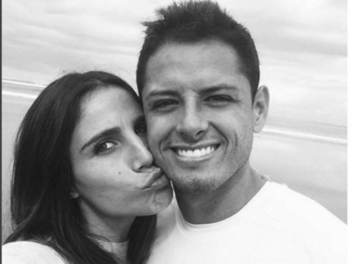 Chicharito Hernández anuncia su compromiso con Lucía Villalón