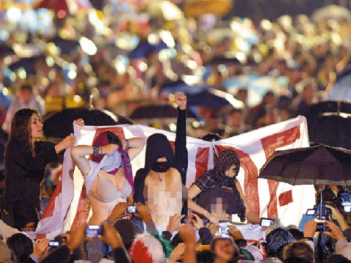 JÃ³venes desafÃan desnudas el desfile de Independencia de MÃ©xico