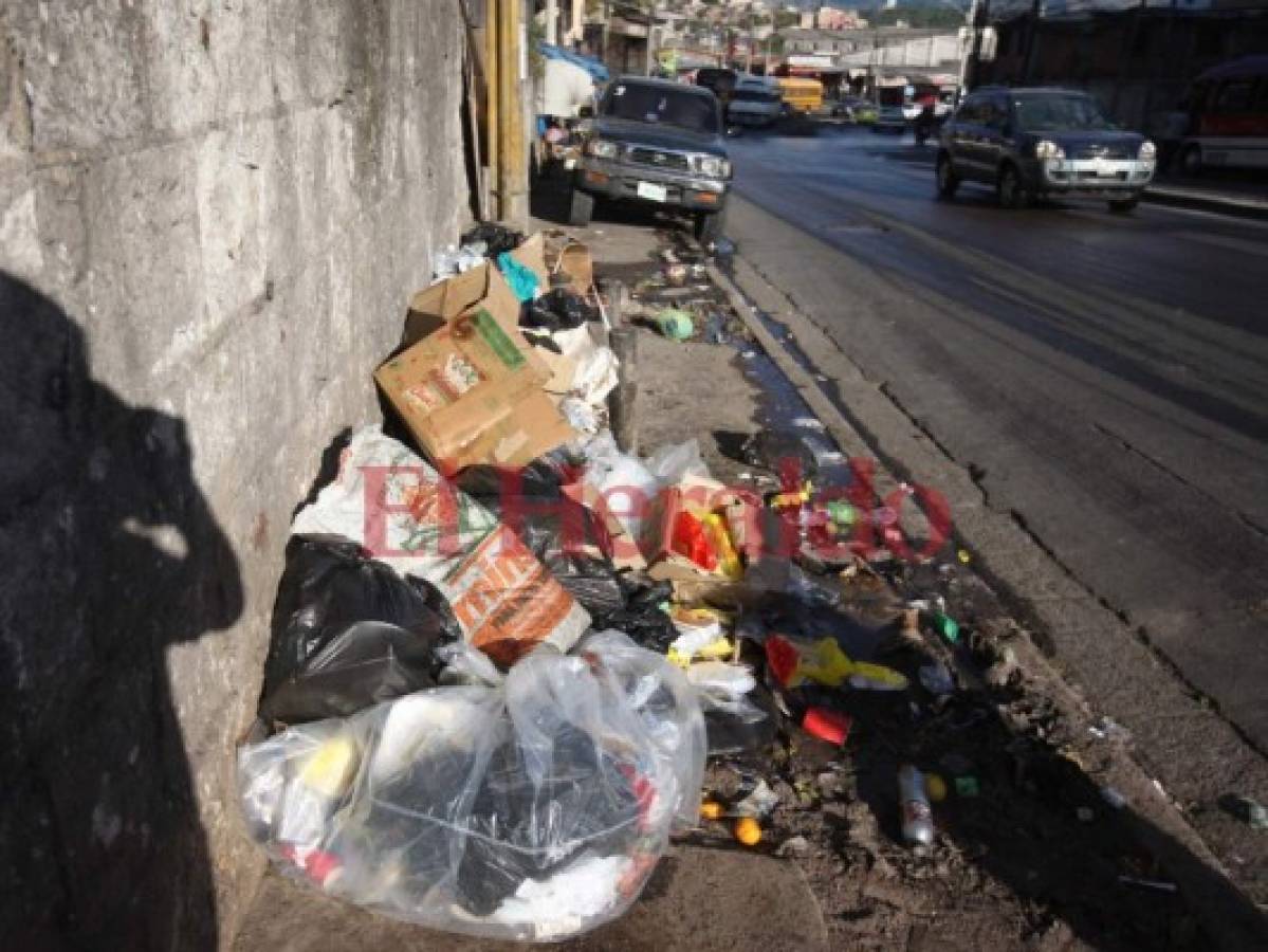 Capitalinos afectados por insalubridad en la entrada al barrio Las Mercedes