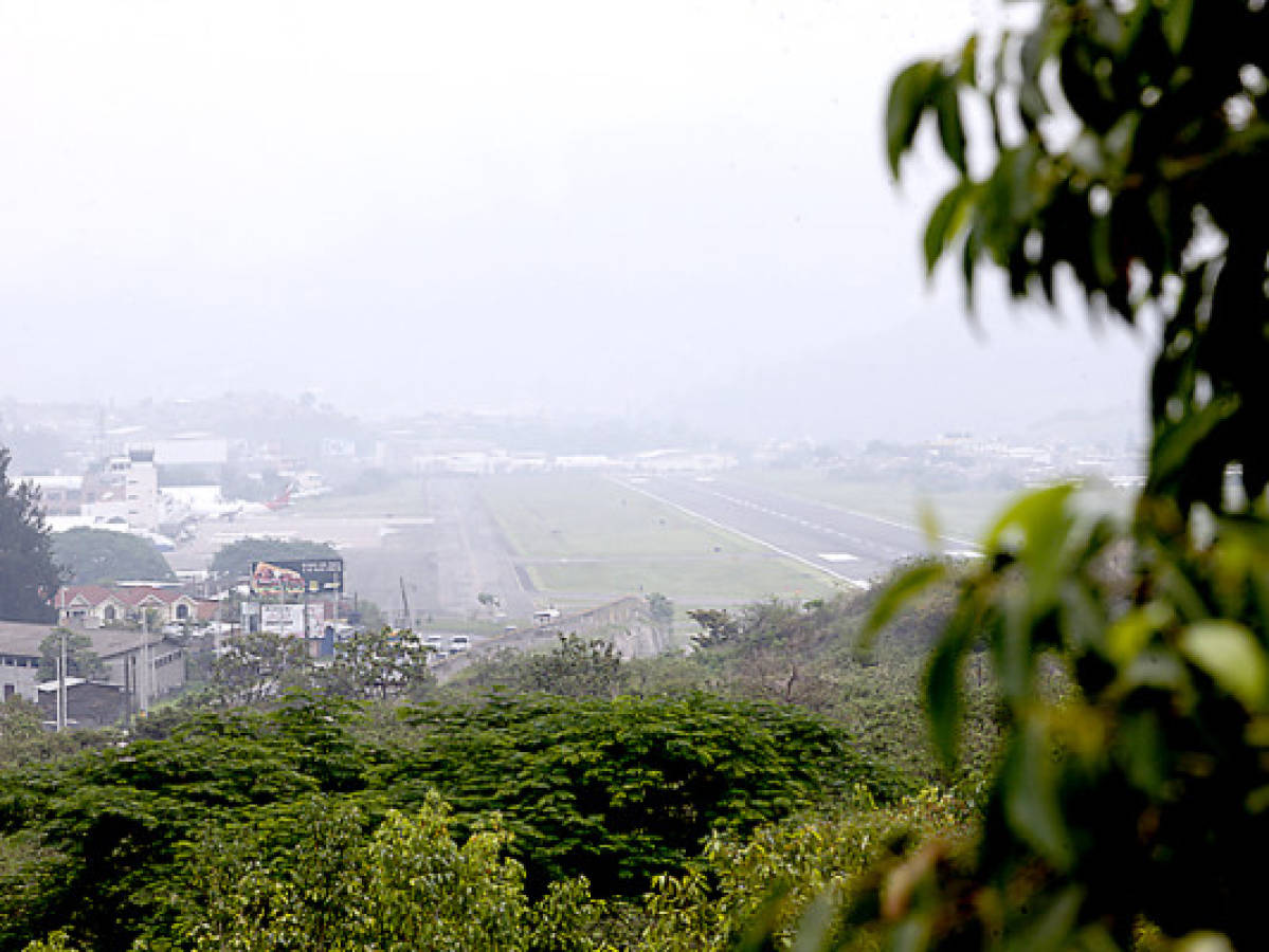 Pese a condiciones inestables, aeropuerto Toncontín funciona normalmente