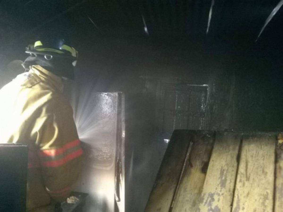 Incendio daña vivienda en la colonia Villa Nueva