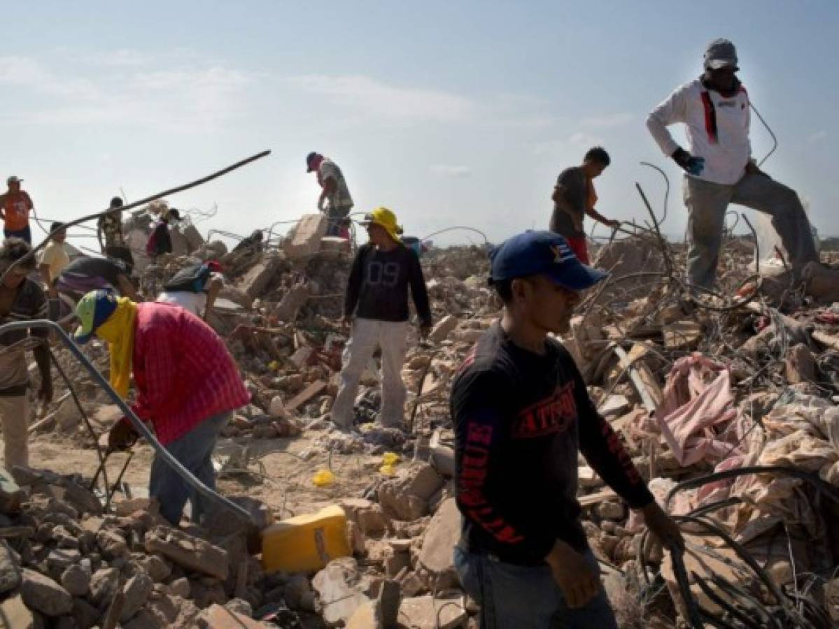 Rescatan a tres personas 120 horas tras terremoto que sacudió en Ecuador