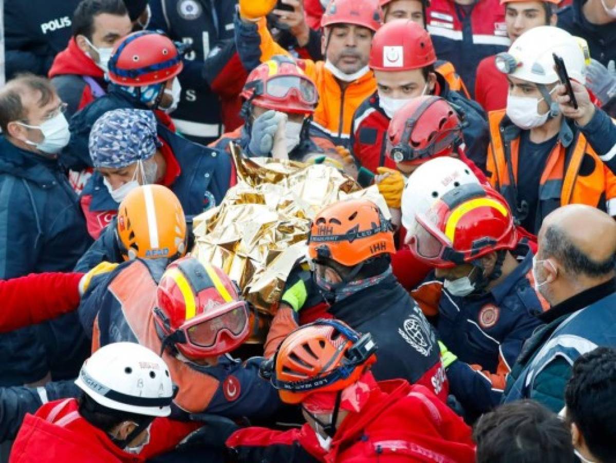 Rescatan a hombre de 70 años tras el sismo en Turquía