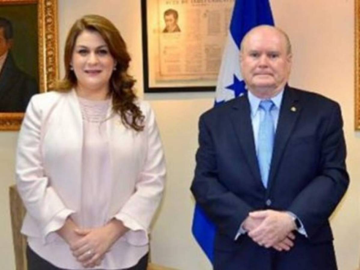 Juramentan a Humberto López Villamil como embajador de Honduras en Ecuador