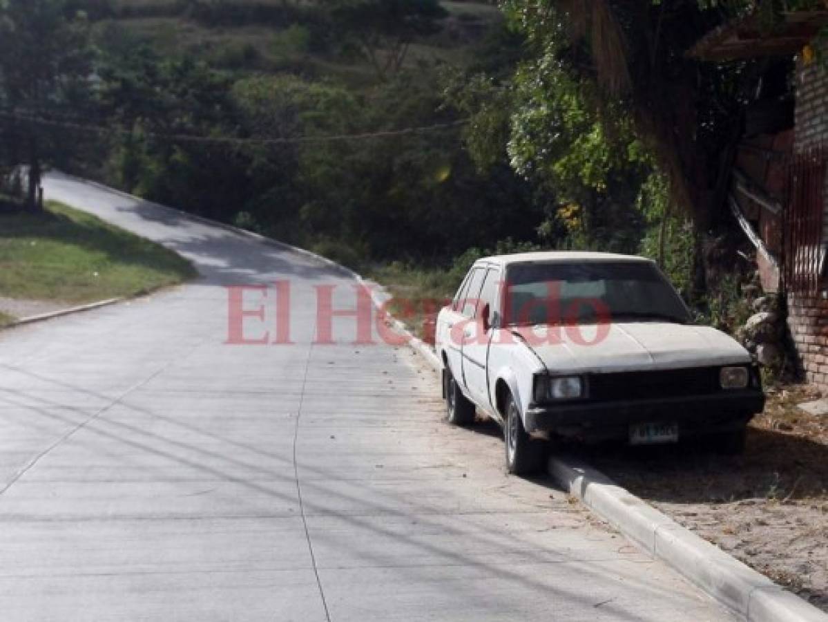 Vecinos de la colonia Altos de Loarque piden retirar una chatarra