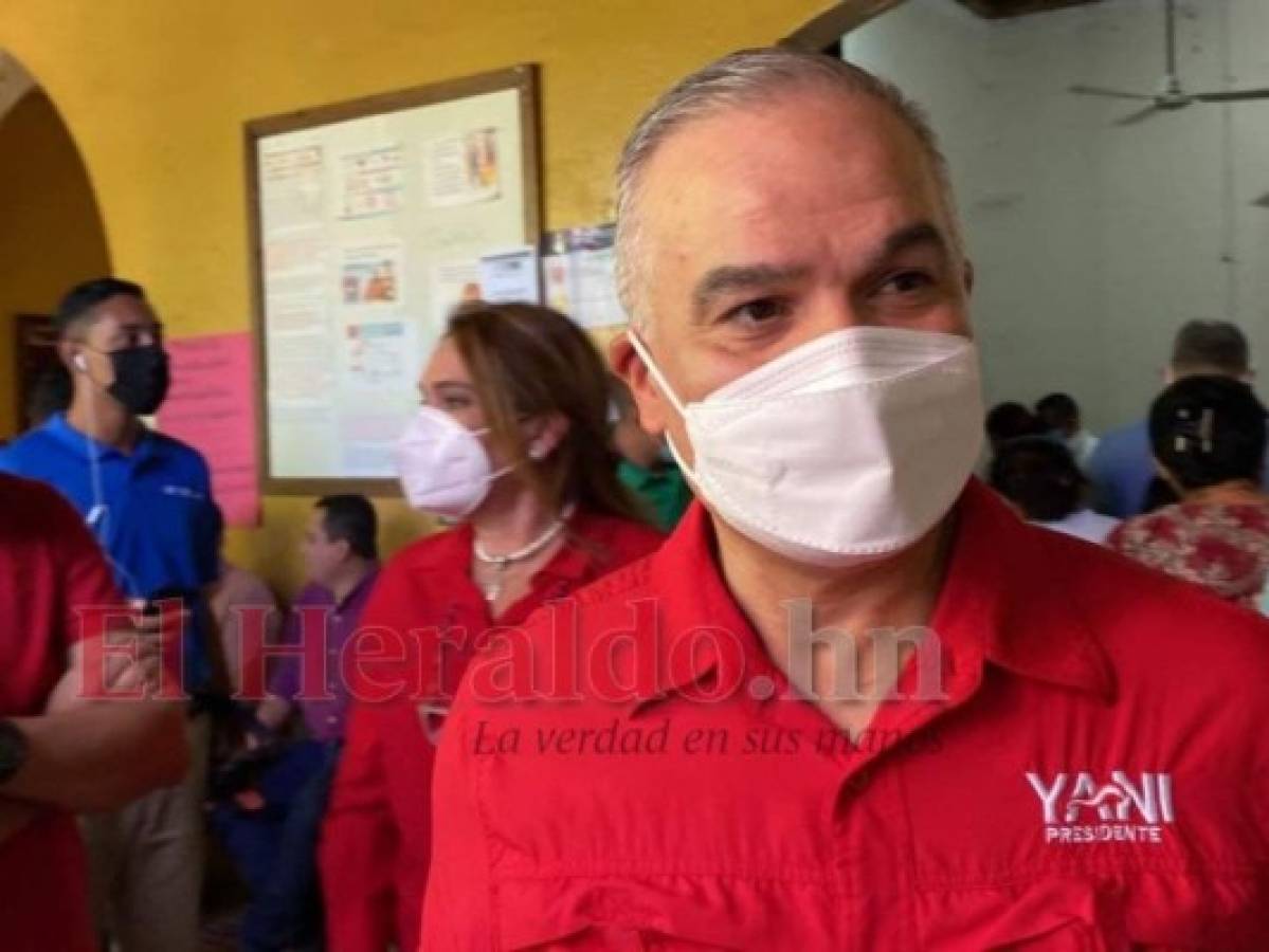 Yani Rosenthal acompaña a Quintín Soriano a votar en Choluteca