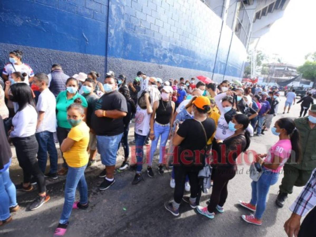 Con mascarillas, pero aglomerados, acuden al festejo del Bicentenario de Independencia