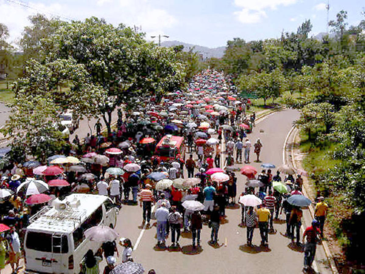 Maestros cumplen jornada de protestas y bloquean carreteras en Honduras