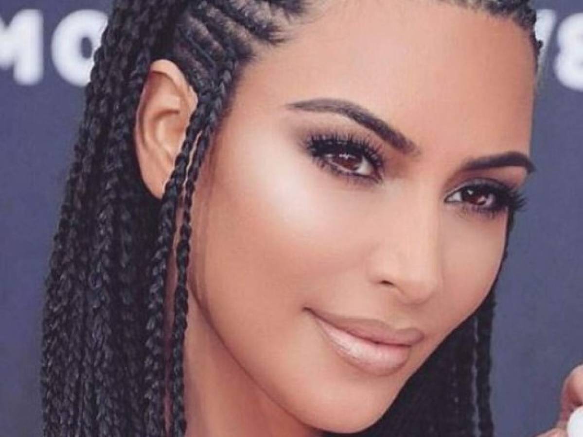 Kim Kardashian causa polémica en redes sociales por vestuario de dólares