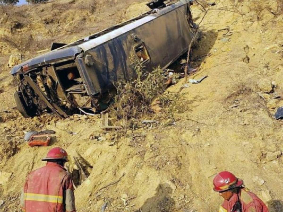 Mueren ocho hinchas del Barcelona de Ecuador al volcar autobús en Perú