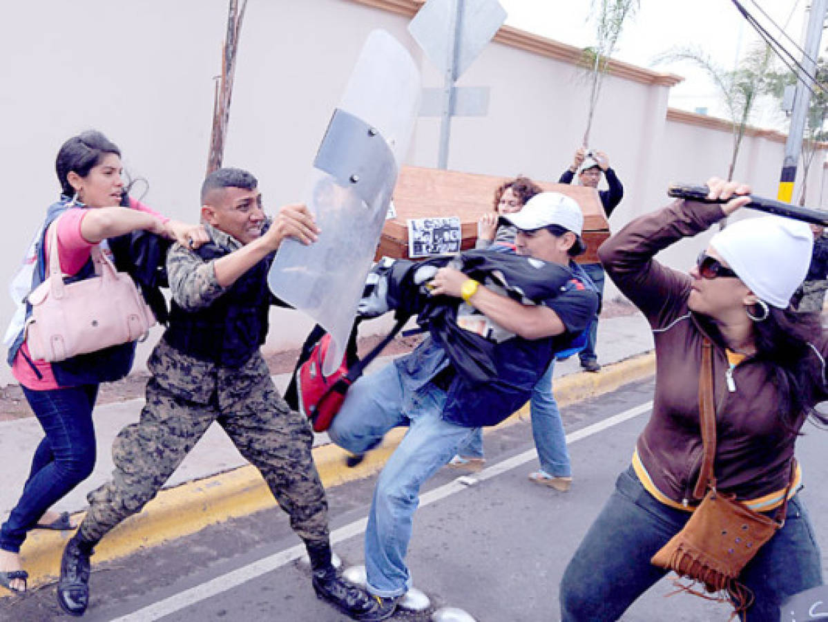 Violento desalojo y gases contra protesta de periodistas frente a Casa Presidencial