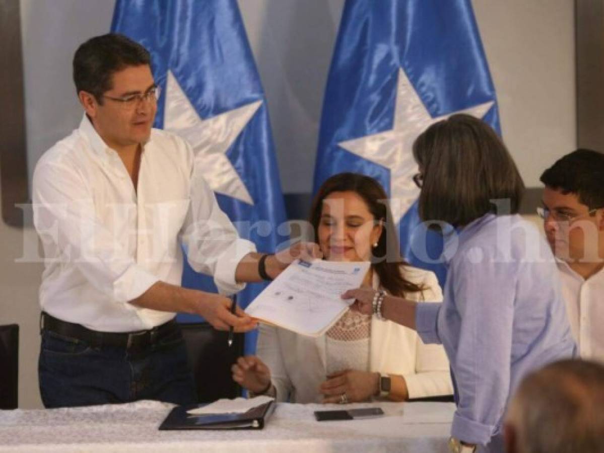 Honduras president Juan Orlando Hernandez announces that he will go for presidential re-election