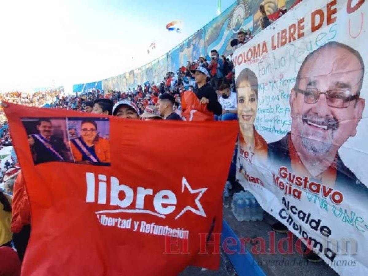 Pancartas y bailes: el ambiente en las graderías del Estadio Nacional durante toma de posesión (Fotos)