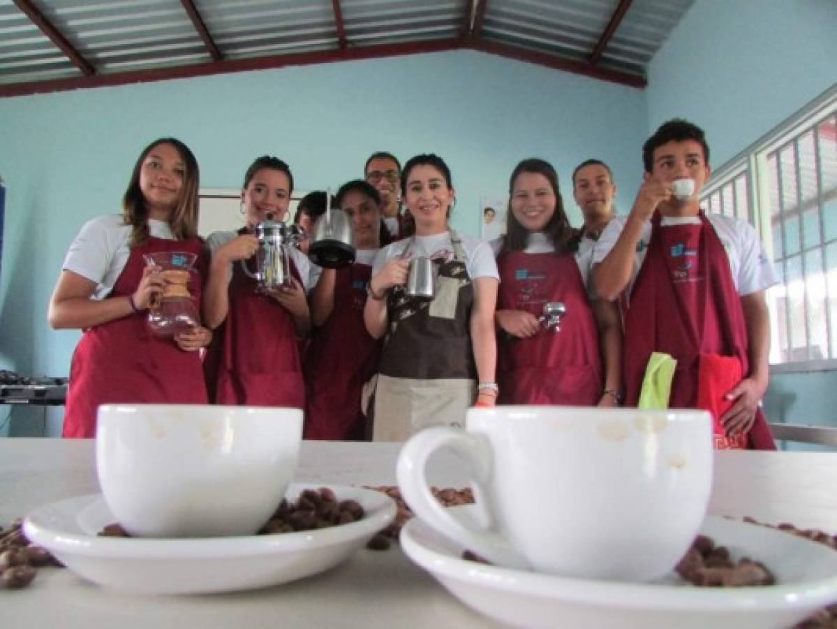 Escuela Taller de Danlí prepara a jóvenes en el arte del barismo