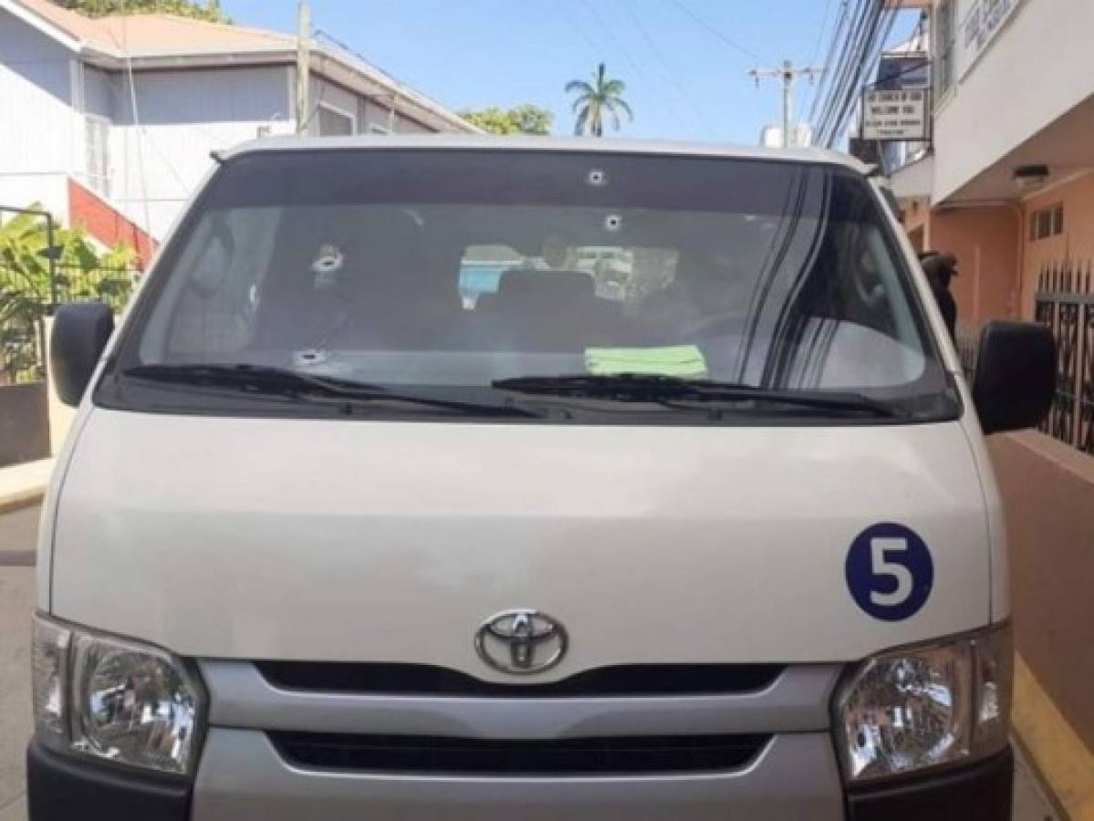 Dos heridos de bala tras atentado contra bus de hotel en Roatán