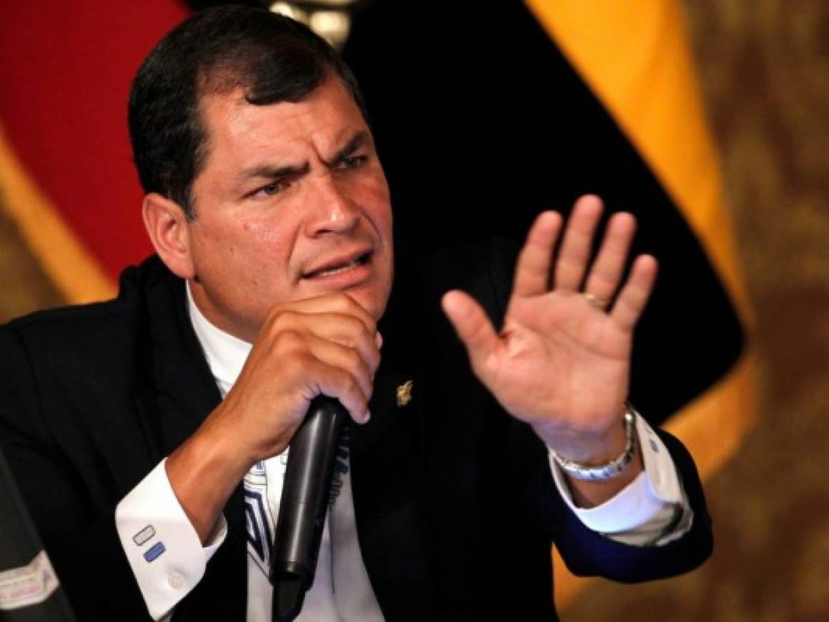 El expresidente Rafael Correa es acorralado dentro de una radio por manifestantes