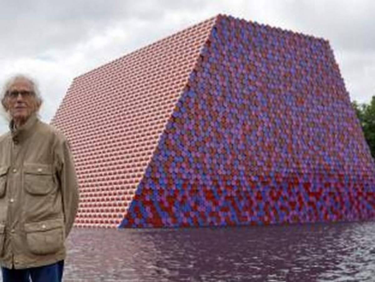 7,500 barriles en una obra de arte