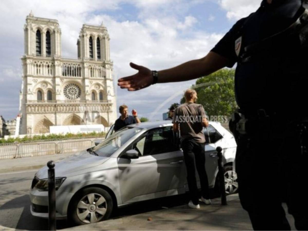 Caen piedras de la dañada catedral de Notre Dame en París