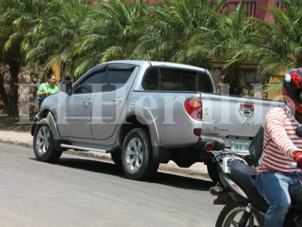 Este es el vehículo que los deluncuentes chocaron cuando escapaban de la Policía.