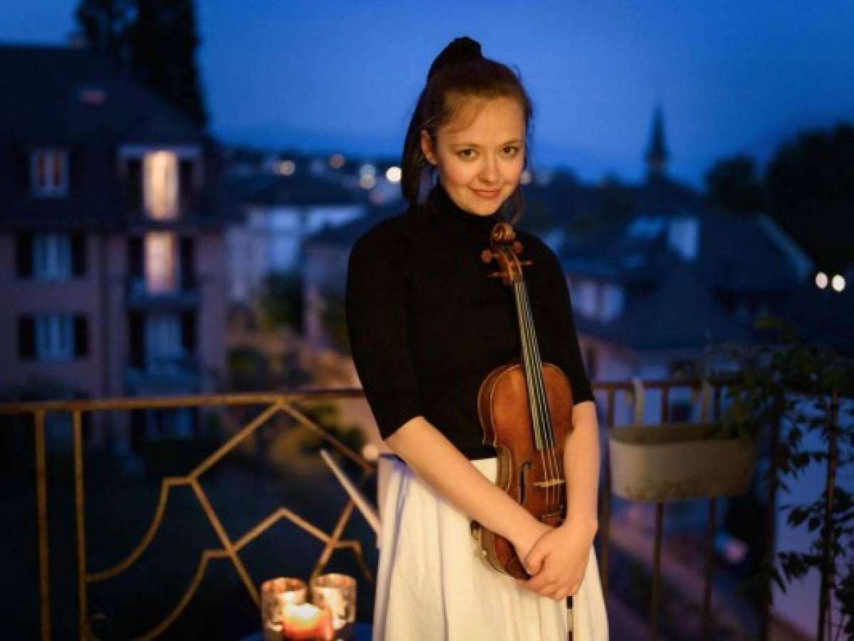 Violinista Alexandra Conunova 'salva almas' desde su balcón en Suiza