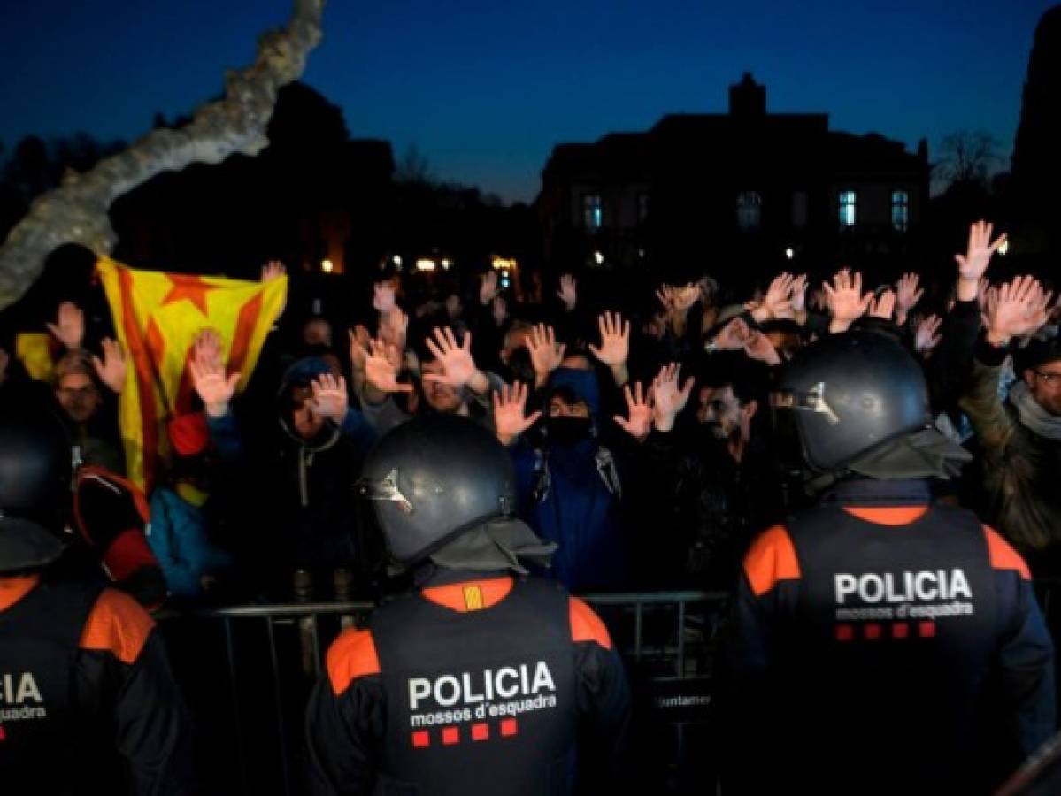 Aplazan investidura de Puigdemont y se airean divisiones entre separatistas de Cataluña  