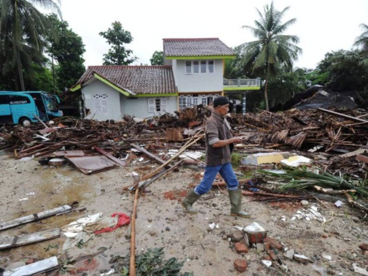 Cifra de muertos por tsunami en Indonesia sube a 281 (oficial)