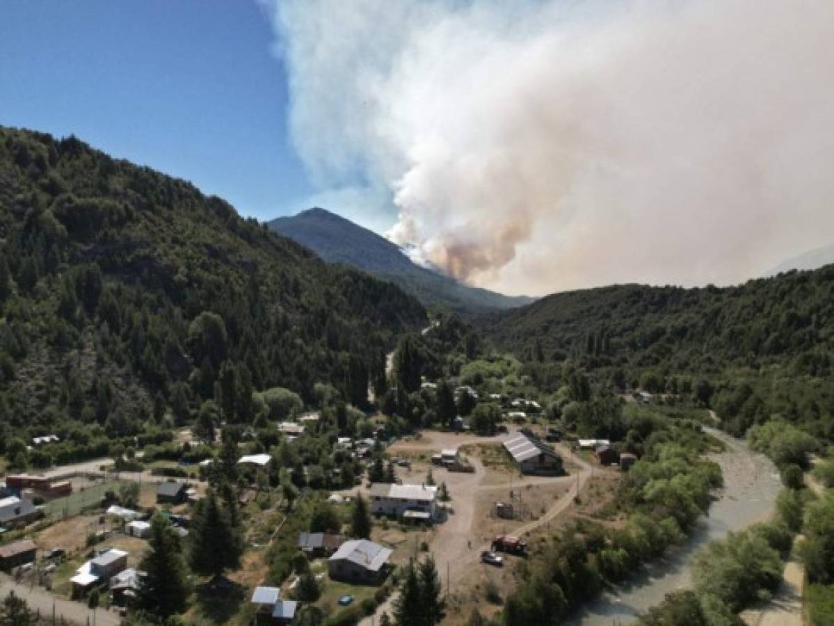 Dos muertos tras caída de helicóptero que combatía incendio en Argentina