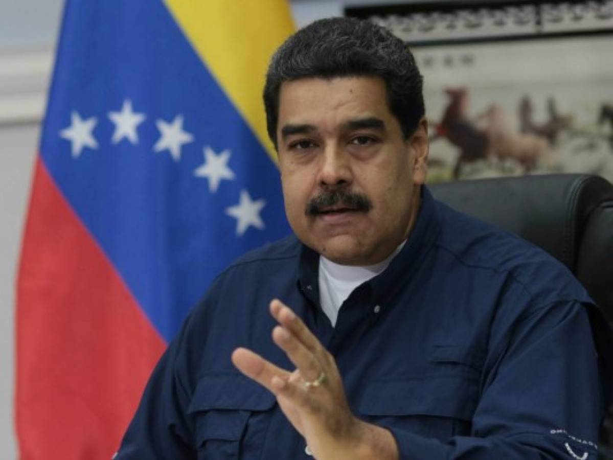 Maduro quiere 'constitucionalizar' carné para planes sociales y compra de comida