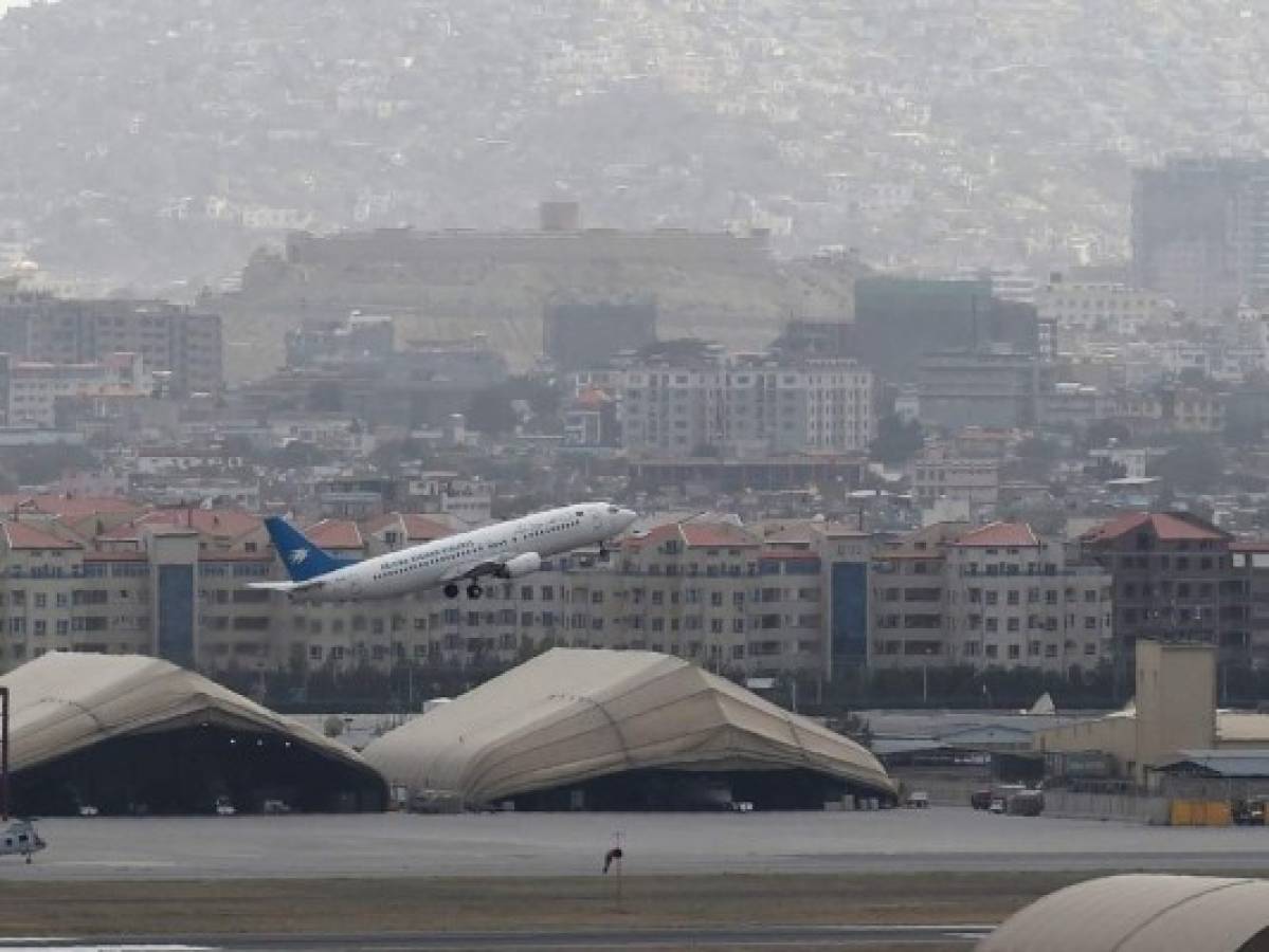 Disparos, empujones y desesperación: Momento en que afganos intentan escapar del aeropuerto