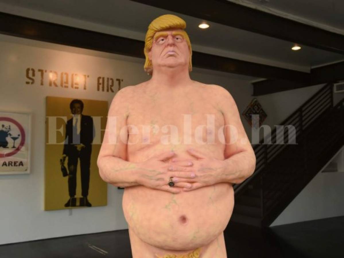 Subastan por 28,000 dólares una estatua de Trump desnudo  