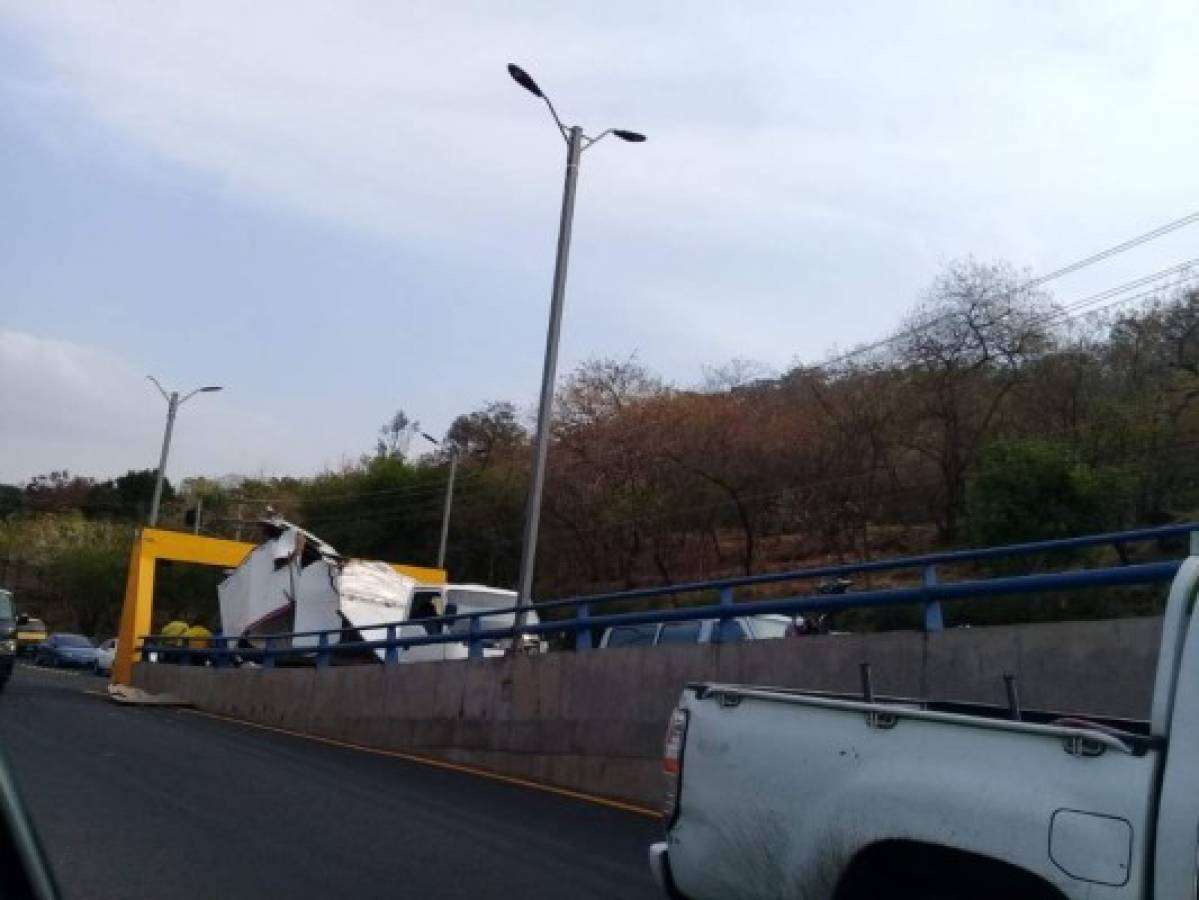 Por irrespetar límite de altura, conductor colisiona en puente aéreo de El Prado