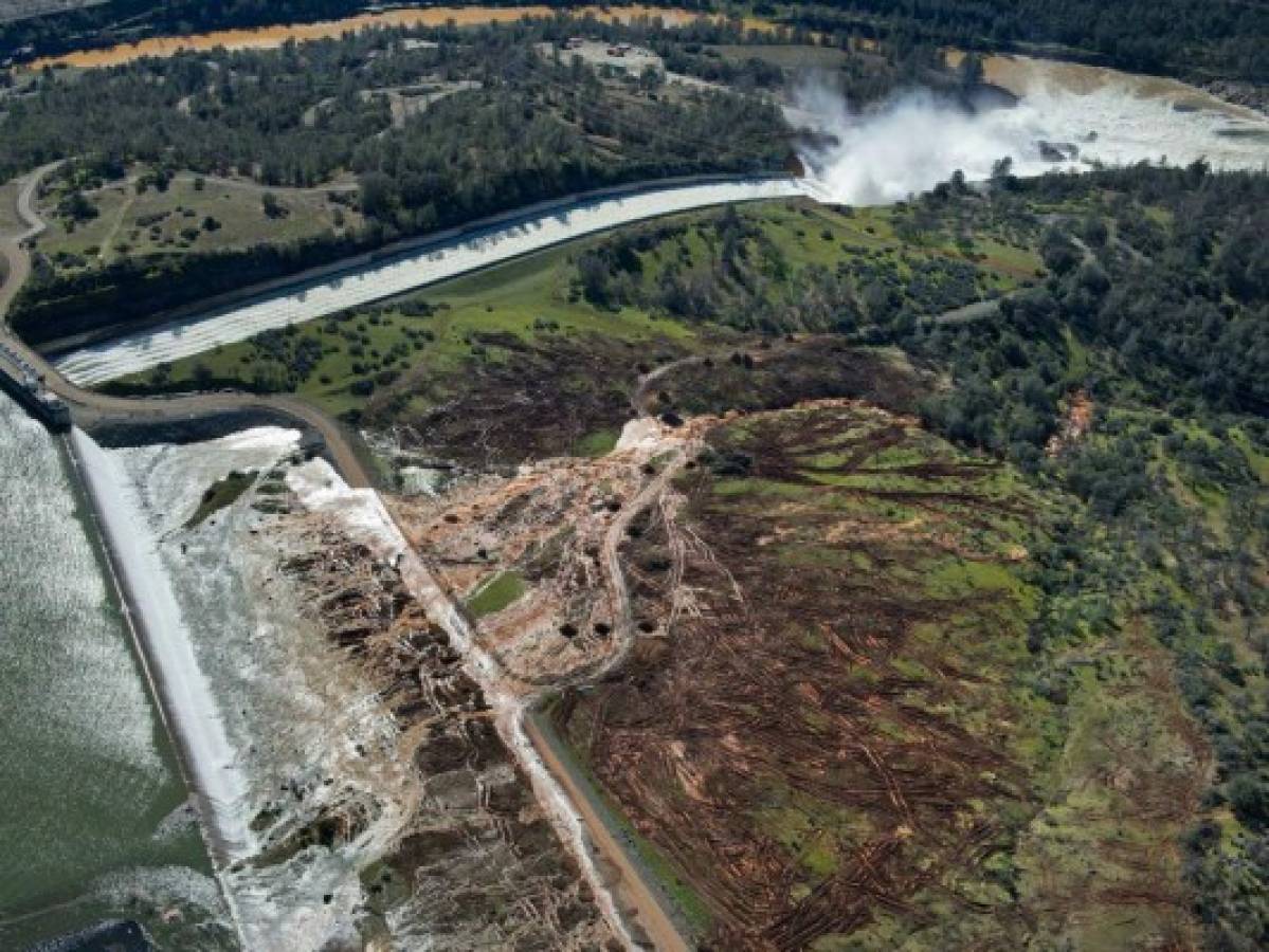 Evacuación masiva en California ante daños en represa por lluvias