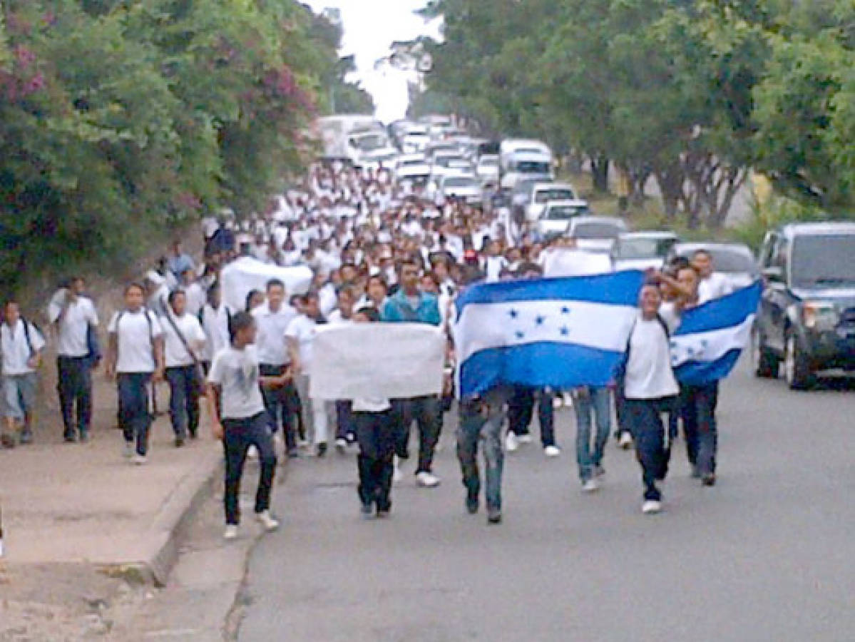 Estudiantes exigen bono en Tegucigalpa