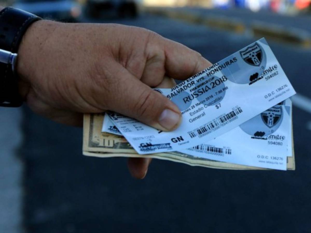 Aficionados salvadoreños no quieren ir al estadio Cuscatlán sino a la playa