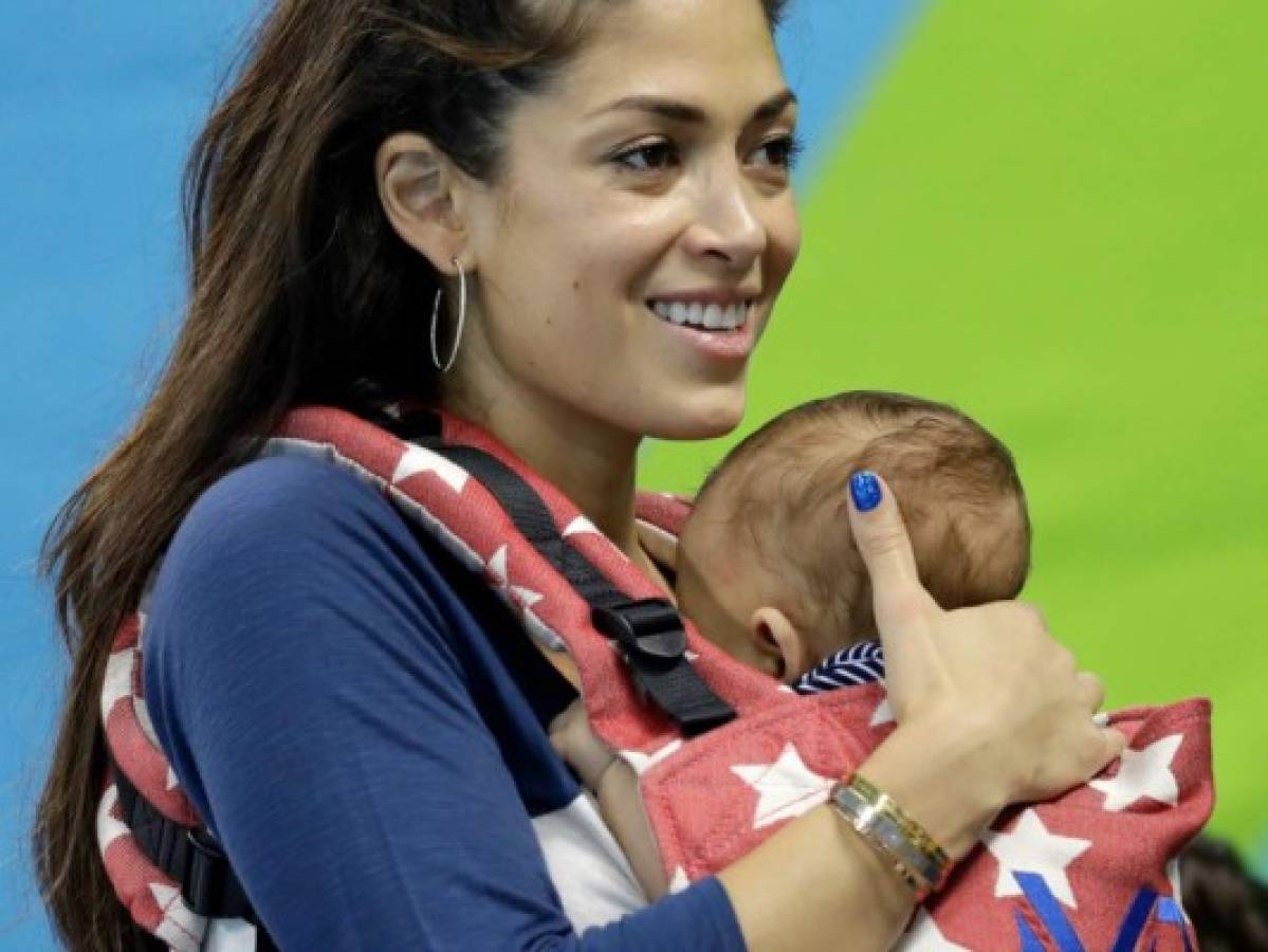 Phelps entre manchas en el cuerpo, medallas y su familia