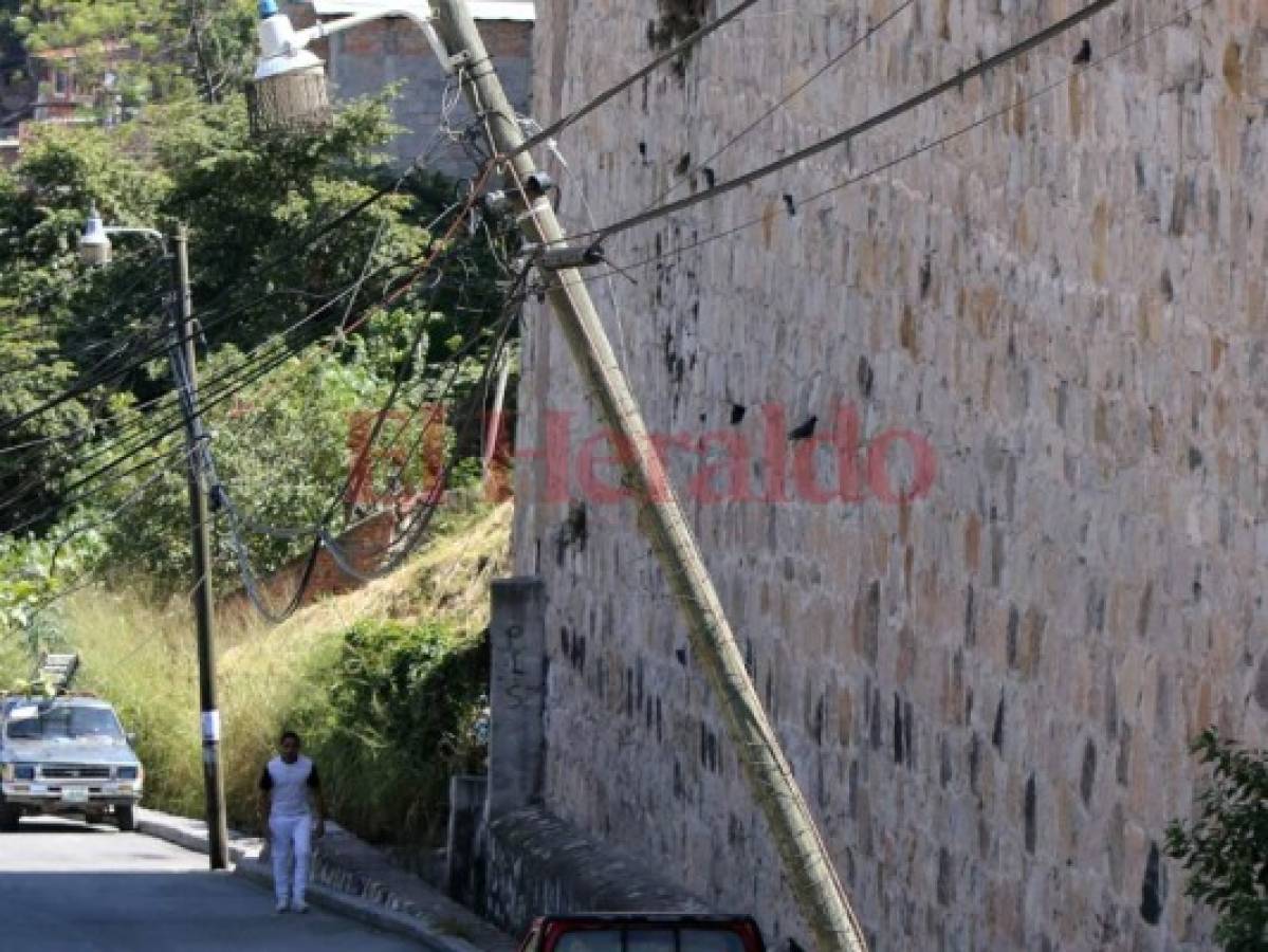 Poste de energía eléctrica puede causar una tragedia en la colonia 3 de Mayo de Tegucigalpa