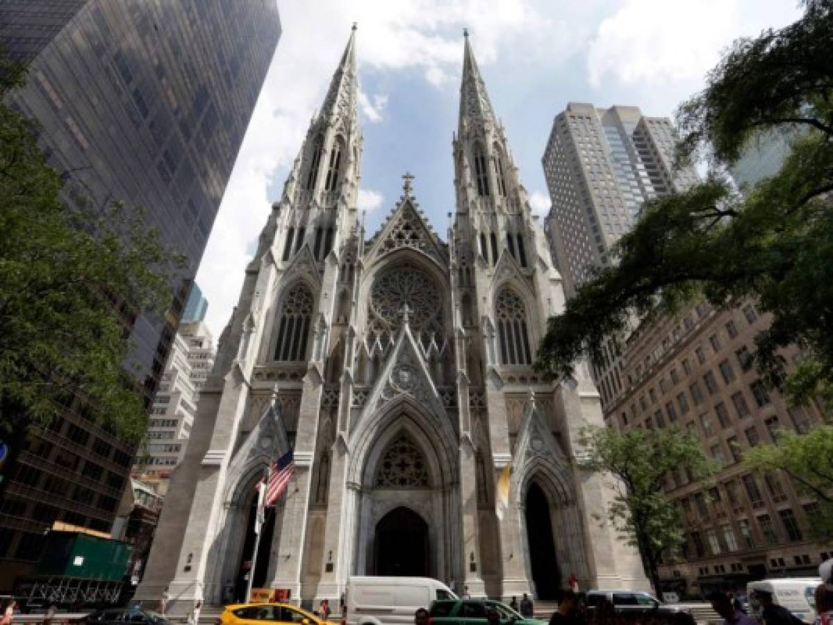 Detienen a hombre con líquido inflamable dentro de la catedral de San Patricio en Nueva York