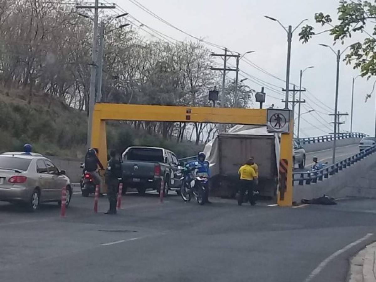 Por irrespetar límite de altura, conductor colisiona en puente aéreo de El Prado