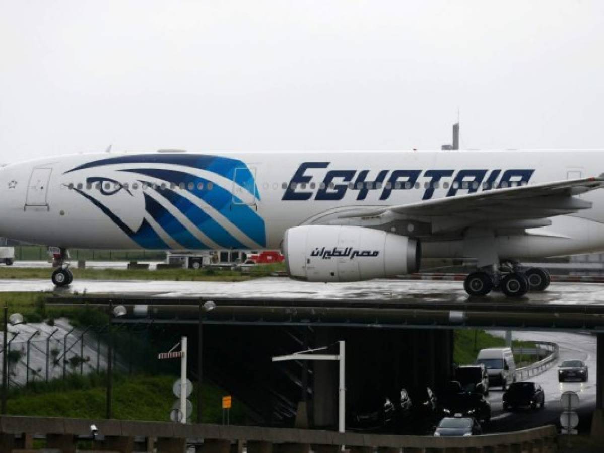 Localizan posibles restos del avión de EgyptAir frente a la isla de Creta