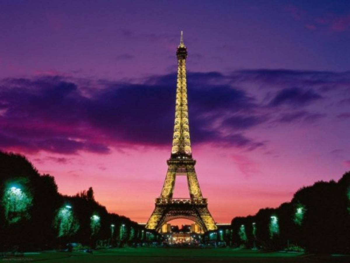 Torre Eiffel se iluminará cada noche con colores de cada participante en Eurocopa